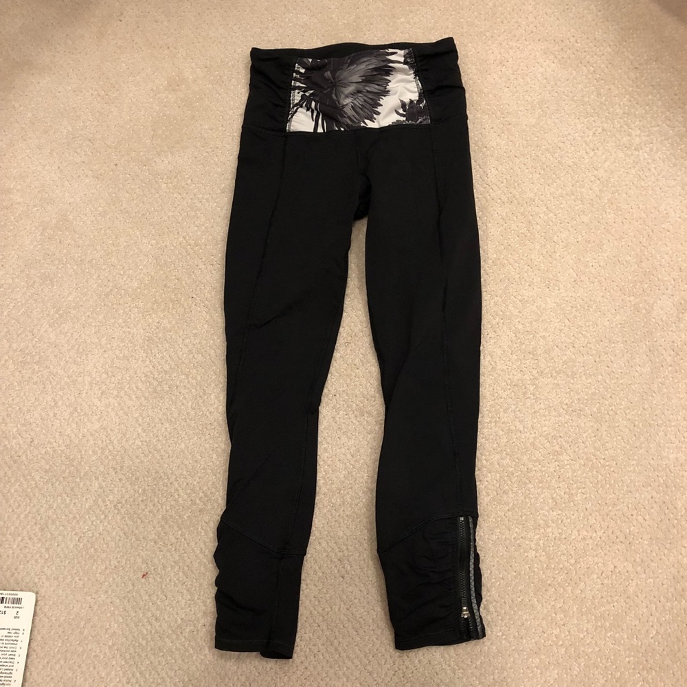 Lululemon size 2 crop waist detail